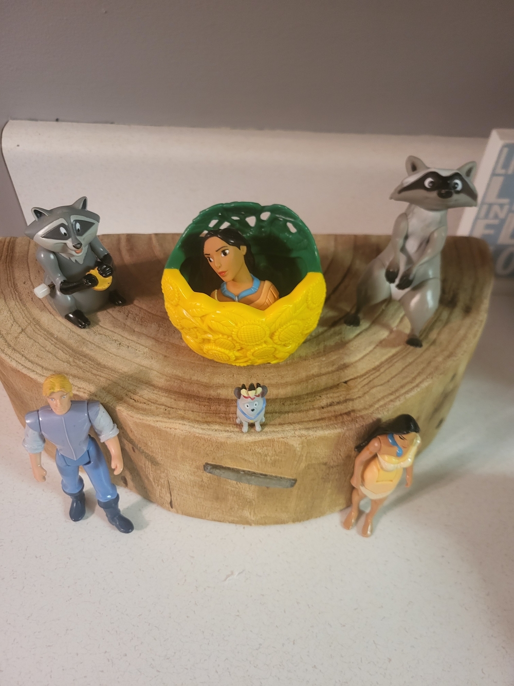Disney Princess Pocahontas Yellow & Green Playset Figures